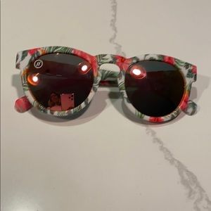 Blenders Tropical frame with gold len sunglasses